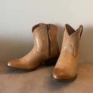 Short Ariat Cowboy Boots - Size 7.5 - Hardly Worn!